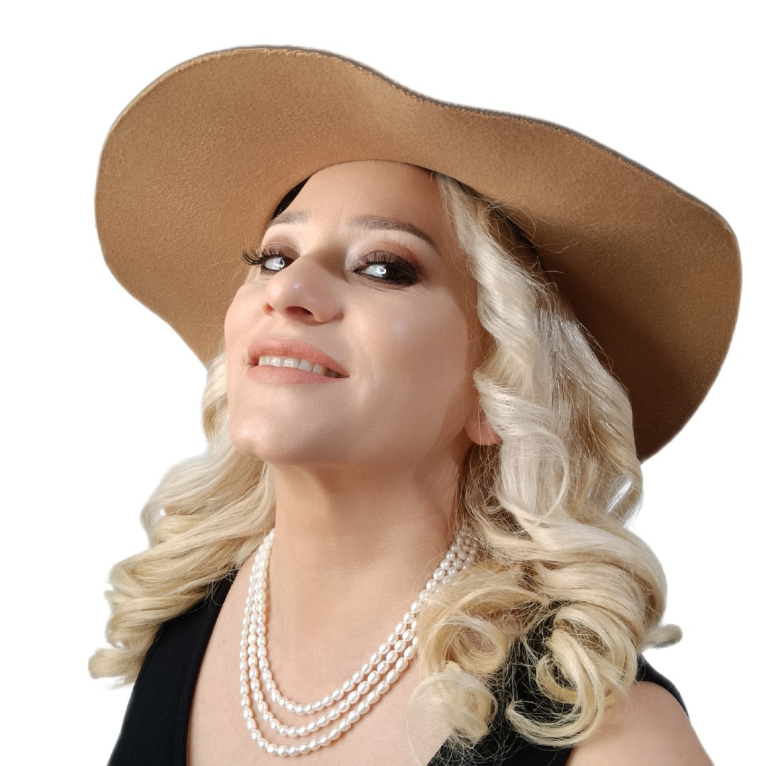 Colier Triplu cu Perle Naturale Albe 8/6 mm, Calitatea AA+, Pe Model, Stil Vintage cu Pălărie Bej